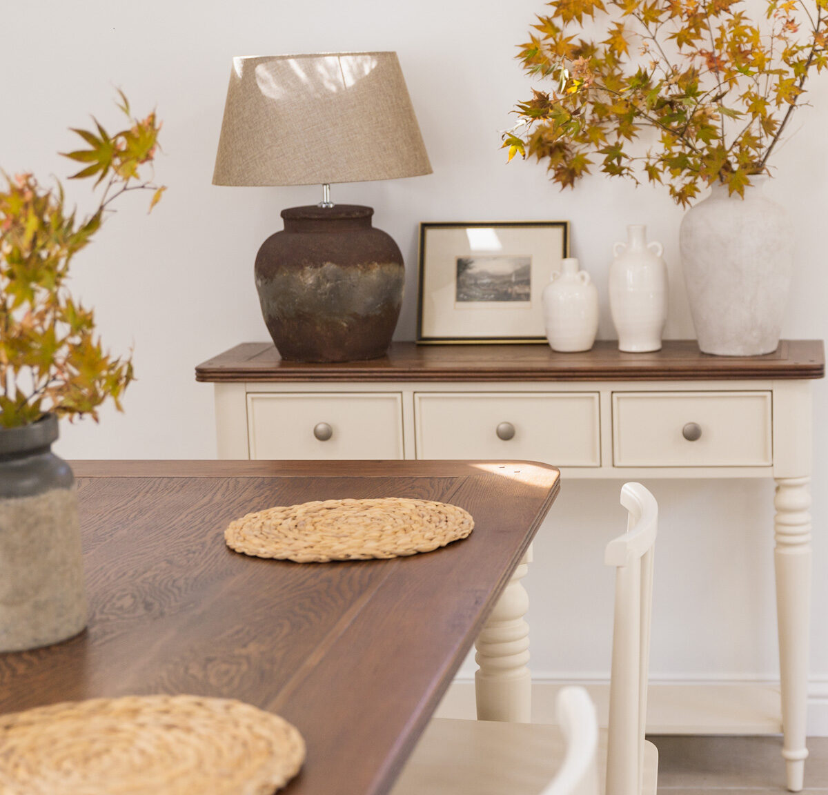 Queensbury Cotswold Cream Dining Table oak top detail