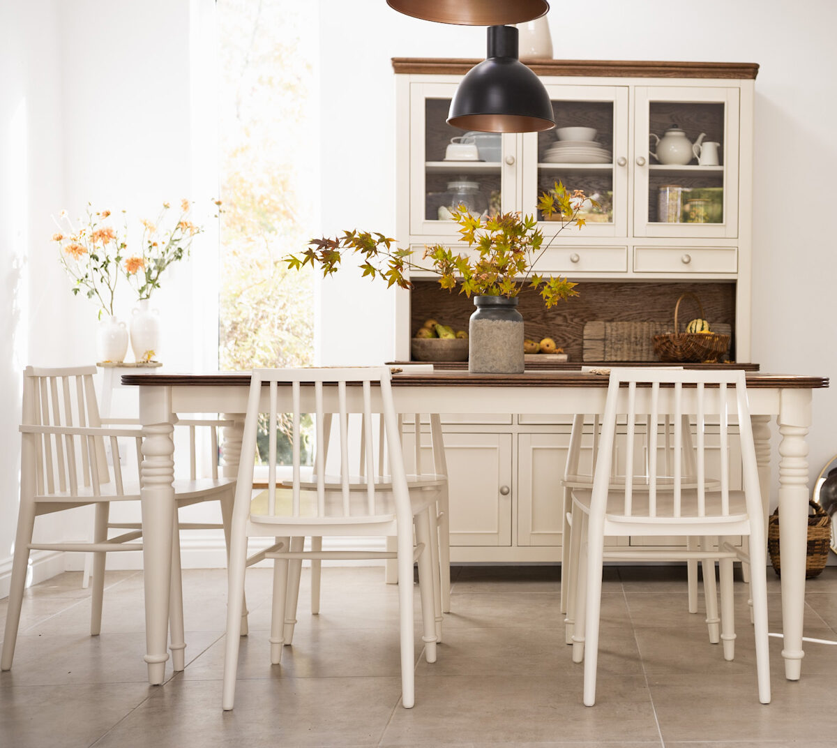 Queensbury Cotswold Cream dining table and chairs