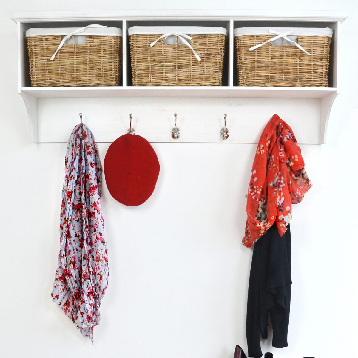 Tetbury white hanging shelf with 3 baskets