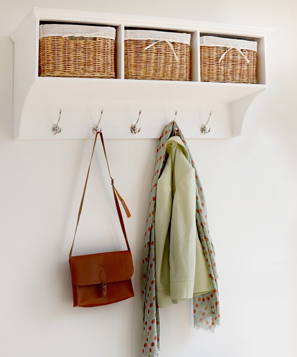 Tetbury white hanging shelf with 3 baskets